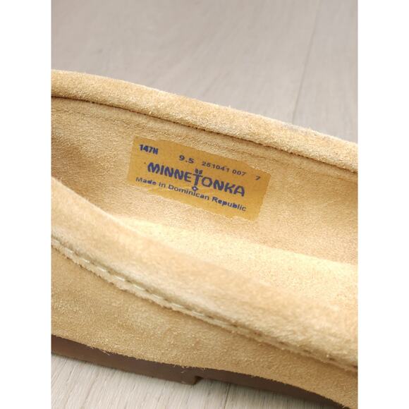 Minnetonka Suede Moccasins with Beaded Design – Size 9.5 Narrow, Classic Style - Picture 4 of 14